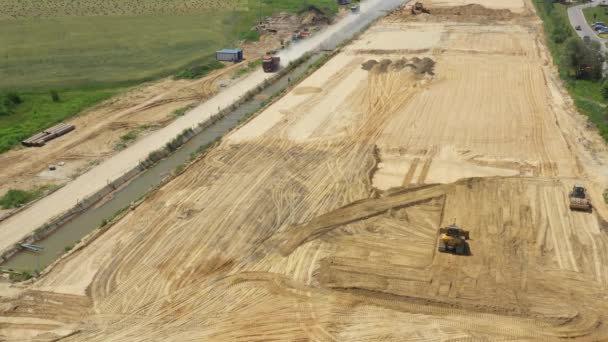 Gran vista de los rodillos de carretera que trabajan en el nuevo sitio de construcción de carreteras. Vista aérea — Vídeo de stock