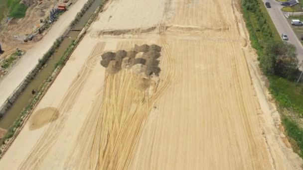 Lavori di macchinari pesanti di un'autostrada - Costruzione di Strada maestra. Vista aerea — Video Stock