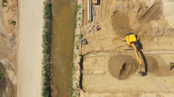 Lavori di macchinari pesanti di un'autostrada - Costruzione di Strada maestra. Vista aerea — Video Stock