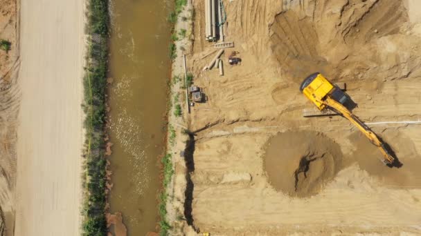 Zware machinerie van een autosnelweg constructie. Luchtfoto — Stockvideo