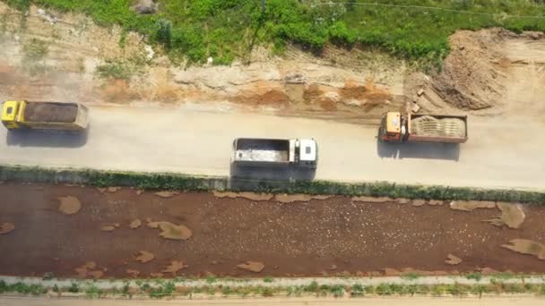 TOD dół widok semi Truck jazdy na piasku. Na budowie. Widok z lotu ptaka — Wideo stockowe