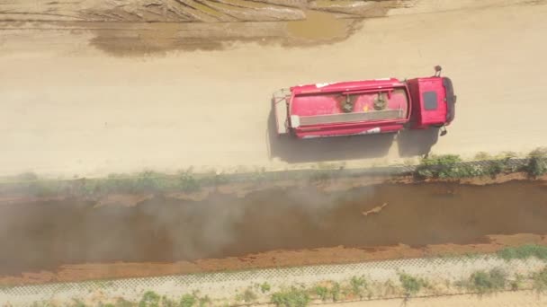 Tod abajo vista de camión semirremolque en la arena. En el sitio de construcción. Vista aérea — Vídeos de Stock