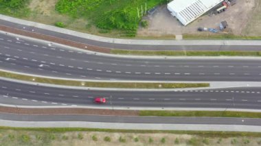 Kavşak yol kavşak trafiğinin havadan yukarıdan aşağıya görünümü. Drone uçan vurdu