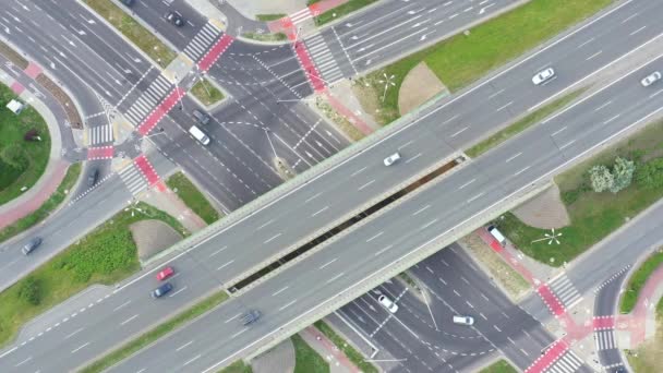 Aerial view of highway junction with traffic i — Stock Video