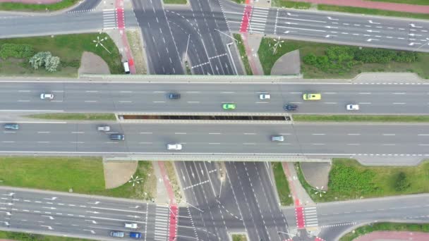 Aerial view of highway junction with traffic i — Stock Video