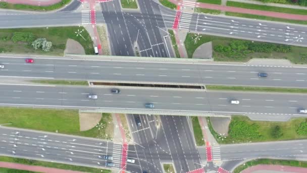 Luchtfoto van het knooppunt van de snelweg met Traffic i — Stockvideo