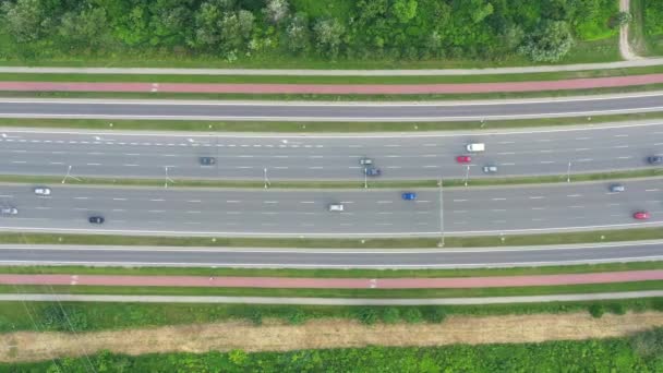 Letecký pohled přes dálnice výměnu během provoz ve špičce. — Stock video