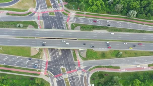 Vista aérea del cruce de la autopista con el tráfico i — Vídeo de stock
