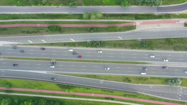 Luchtfoto uitzicht over een snelweg uitwisseling tijdens piek uur verkeer. — Stockvideo
