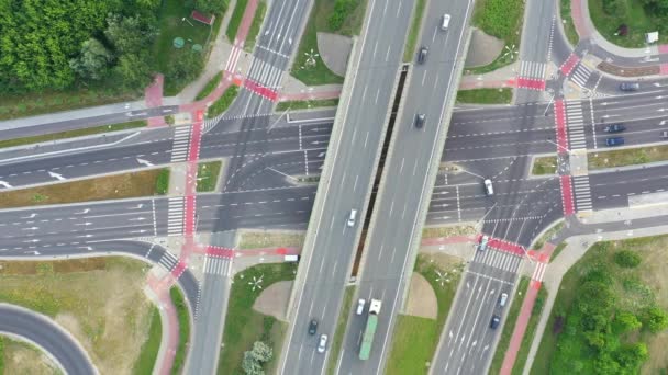 Letecký pohled přes dálnice výměnu během provoz ve špičce. — Stock video