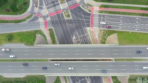 Luchtfoto van het knooppunt van de snelweg. Verkeer. Transport concept — Stockvideo