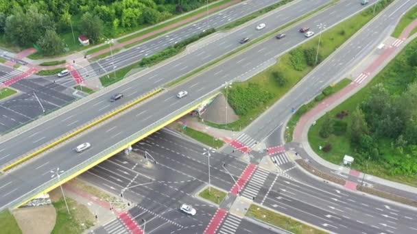 고속도로 교환의 공중 보기. 트래픽을. 운송 개념 — 비디오