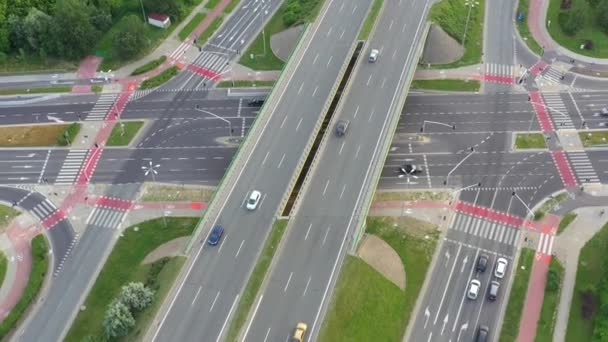 Vista aérea de arriba hacia abajo del tráfico de cruce de carreteras de intercambio. Drone tiro volando — Vídeos de Stock