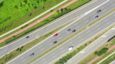 Bir otoyolun kavşak hava görünümünü. Küçük. Otoyol ve Üstgeçit ile otomobil ve kamyon, değişim, iki düzeyli yol Kavşağı'nda büyük şehir. Üstten Görünüm
