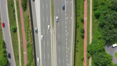 Karayolu üzerinde ağır trafik, hızlı araba karayolu üzerinde seyahat, soyut hız taşıma arka plan. Havadan görünüm
