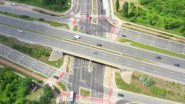 Luchtfoto van het snijpunt van een snelweg. Clip. Highway en viaduct bij auto's en vrachtwagens, uitwisseling, twee niveaus road junction in de grote stad. Bovenaanzicht — Stockvideo