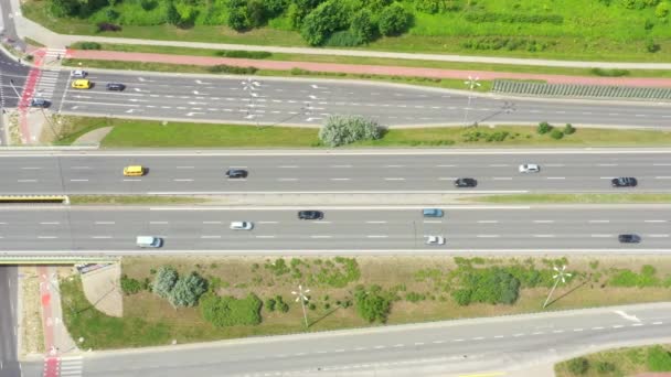 Luchtfoto van het snijpunt van een snelweg. Clip. Highway en viaduct bij auto's en vrachtwagens, uitwisseling, twee niveaus road junction in de grote stad. Bovenaanzicht — Stockvideo