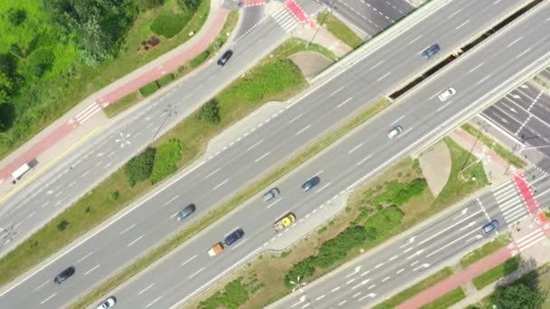 Aerial view of a freeway intersection. Clip. Highway and overpass with cars and trucks, interchange, two-level road junction in the big city. Top view — Stock Video