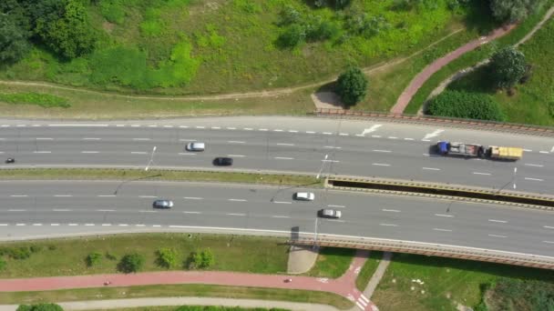 Dichter Verkehr auf der Autobahn, schnelle Autos auf der Autobahn, abstrakte Geschwindigkeitstransporte im Hintergrund. Luftbild — Stockvideo