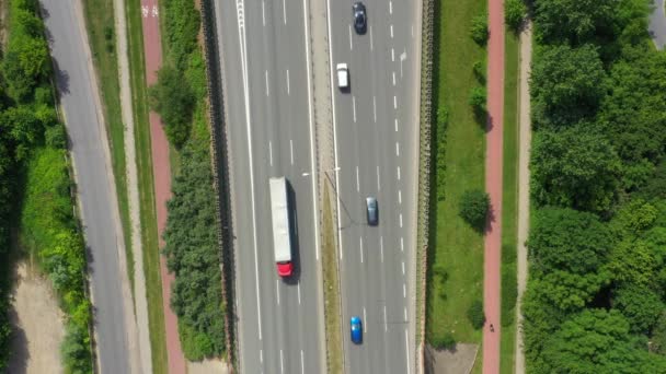 高速道路上の重いトラフィック、高速道路を走行する高速車、抽象的な速度輸送の背景。航空写真 — ストック動画