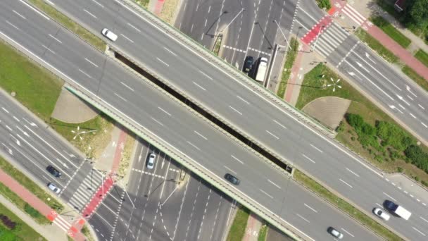 Ulaşım kavşağının yaz havadan görüntüleri, karayolu yolu ile yukarıda trafik Cross Road Junction gün görünümü. Trafik sıkışıklığı üstten aşağı görünümü. — Stok video