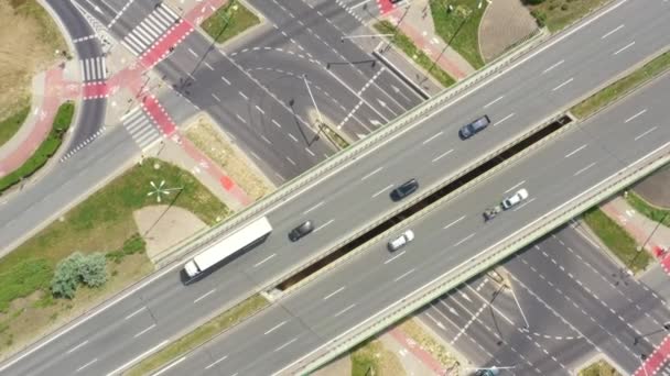 Images aériennes d'été de la jonction de transport, la circulation traversant la route vue de jour de la jonction d'en haut avec la route nationale. Vue du haut vers le bas de l'embouteillage . — Video