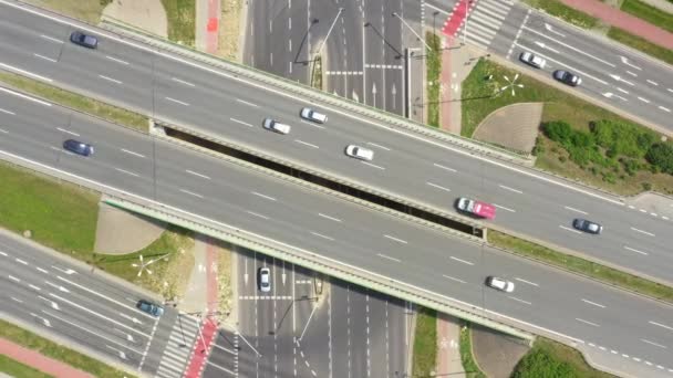 Images aériennes d'été de la jonction de transport, la circulation traversant la route vue de jour de la jonction d'en haut avec la route nationale. Vue du haut vers le bas de l'embouteillage . — Video