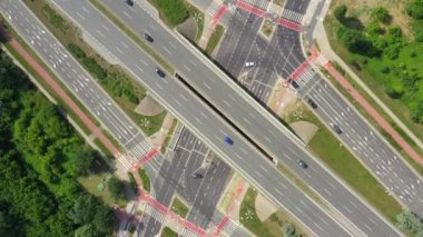 Otoyol otomobil ve kamyon kamyonet hava taşıma ile hava 4k görüntüleyin. Üst yukarıdaki dört lane yerel yol trafik taşıma araçları her iki yönde kuş sürüş göz