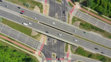 Otoyol otomobil ve kamyon kamyonet hava taşıma ile hava 4k görüntüleyin. Üst yukarıdaki dört lane yerel yol trafik taşıma araçları her iki yönde kuş sürüş göz