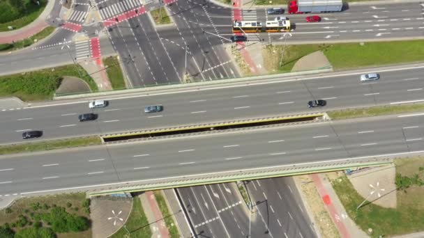 Vista superior sobre a rodovia, via expressa e auto-estrada, Intercâmbio de vista aérea com carro dirigindo pela rodovia — Vídeo de Stock