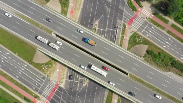 Bovenaanzicht over de snelweg, snelweg en autoweg, luchtfoto uitwisseling met auto rijden van de snelweg — Stockvideo