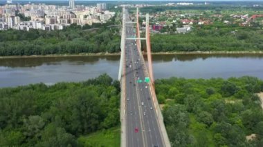 Modern şehir havadan görünümü Otoyolu Köprü ve yol kavşak üzerinde araba araba