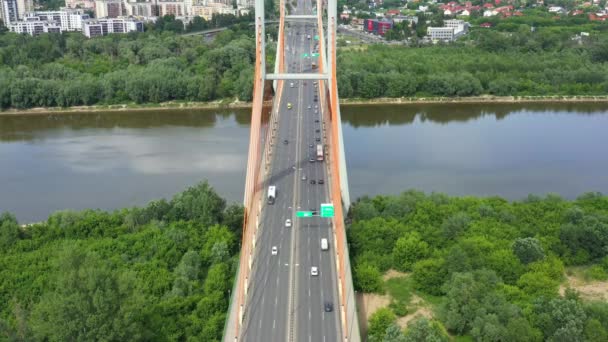 Carro dirigindo na ponte da estrada e na interseção da estrada na vista aérea moderna da cidade — Vídeo de Stock