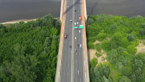 Проезд на автомобиле по автодорожному мосту и пересечению дорог в современном городе с воздуха — стоковое видео