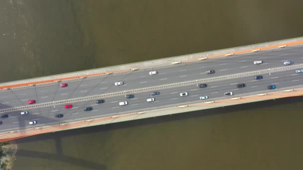 Οδήγηση σε αυτοκινητόδρομο γέφυρα και οδικές τομή στην αεροφωτογραφία της σύγχρονης πόλης — Αρχείο Βίντεο