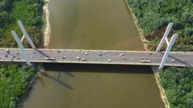 Drone ile asfalt yolda veya otobanda şehir araba trafik, kentsel ulaşım, büyük nehir üzerinde beton köprü hava veya üst görünümden tonda