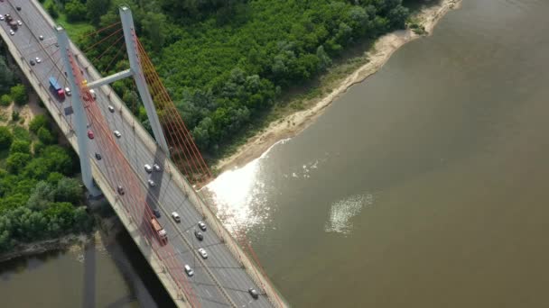 Vista aérea o superior desde un dron de puente de hormigón con carretera de asfalto o carretera sobre un gran río con tráfico de automóviles de ciudad, transporte urbano, tonificado — Vídeo de stock