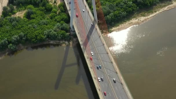 Lucht- of top uitzicht vanaf gedreun van betonnen brug met asfaltweg of de snelweg over grote rivier met auto stadsverkeer, stedelijk vervoer, afgezwakt — Stockvideo