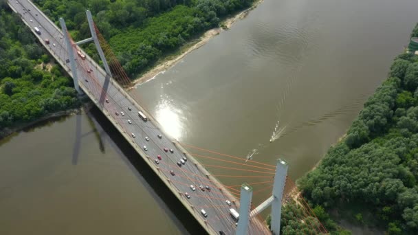 Pandangan udara atau atas dari drone jembatan beton dengan jalan aspal atau jalan raya di atas sungai besar dengan lalu lintas mobil kota, transportasi perkotaan, kencang — Stok Video