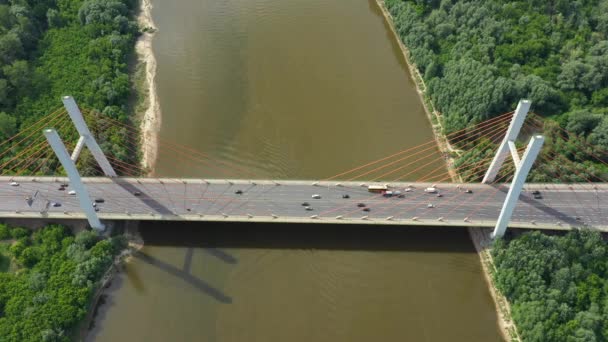 Vista aerea o dall'alto da drone di ponte in calcestruzzo con strada asfaltata o autostrada sul grande fiume con traffico di auto di città, trasporto urbano, tonica — Video Stock
