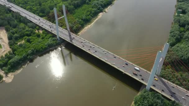 Lotnicze lub góry widok z drone betonowy most z drogi asfaltowej lub autostrady na duże rzeki z miasta ruch samochodowy, transport miejski, stonowanych — Wideo stockowe