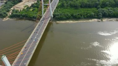 Nehir üzerinde modern otoyol Köprüsü uçan drone araba trafiği hava çekim