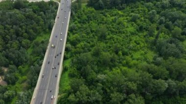 Nehir üzerinde modern otoyol Köprüsü uçan drone araba trafiği hava çekim