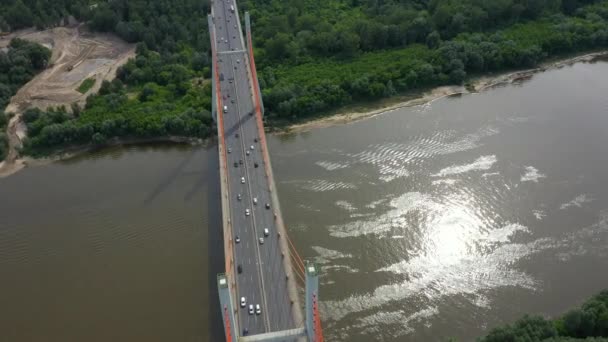 Повітряна стрілянина з літаючого безпілотного автомобіля на сучасному шосе над річкою — стокове відео