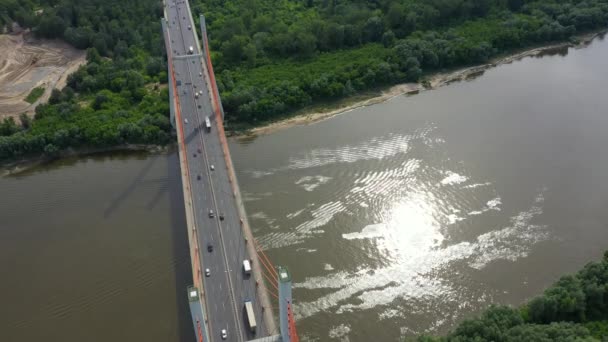 Sparatoria aerea dal traffico aereo drone auto sul moderno ponte autostradale sul fiume — Video Stock