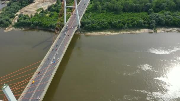 Sparatoria aerea dal traffico aereo drone auto sul moderno ponte autostradale sul fiume — Video Stock