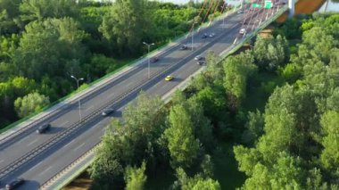 Köprünün havadan görünüşü. Bulutlu sis Pasifik Okyanusu, drone video yeşil sularda üzerinde kırmızı köprü trafik üzerinde yükselen