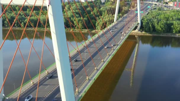 Vista aérea del puente. Niebla nublada que se eleva por encima del tráfico en el puente rojo sobre las verdes aguas del Océano Pacífico, Drone video — Vídeo de stock