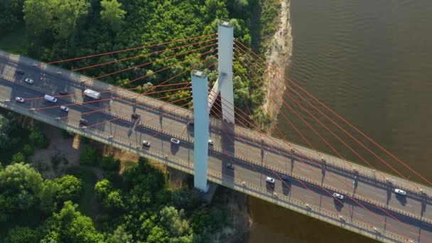 Hermosa toma de arriba hacia abajo del tráfico en el moderno cable permaneció puente. Canal Rambler agua azul-verde brillante con olas brillantes debajo de la carretera. Vista aérea — Vídeos de Stock