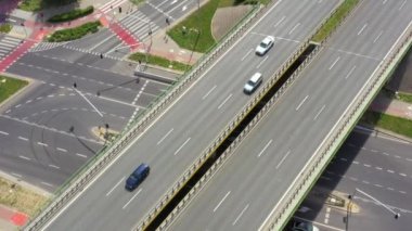 Otoyol otomobil ve kamyon kamyonet hava taşıma ile hava 4k görüntüleyin. Üst yukarıdaki dört lane yerel yol trafik taşıma araçları her iki yönde kuş sürüş göz
